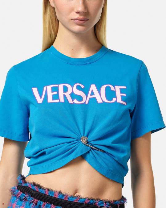 נשים Versace כְּחוֹל חולצת לוגו סיכת ביטחון הַלבָּשָׁה N8T2140